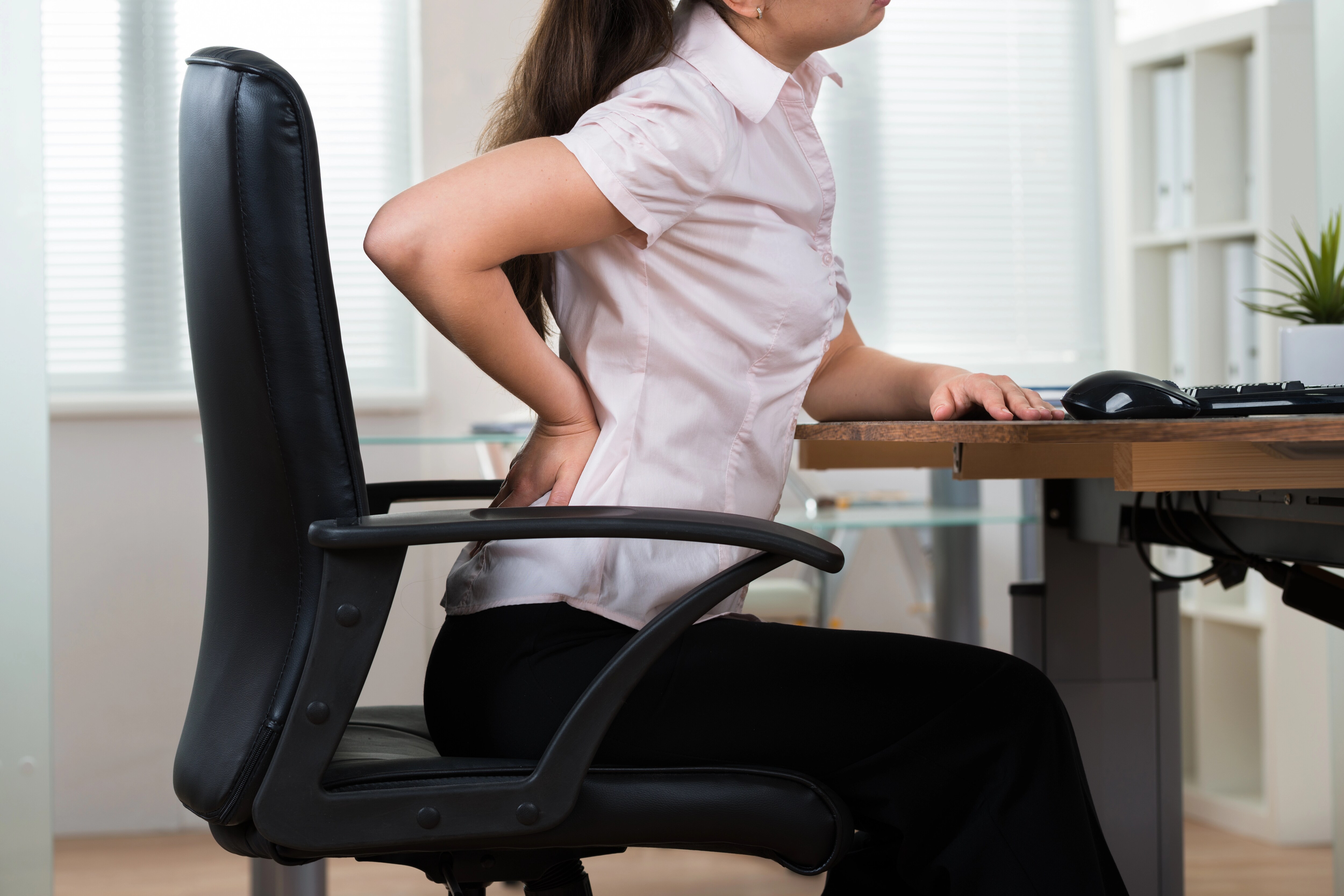 オフィスチェアで腰痛を軽減する方法：効果的な方法 | FlexiSpot 公式 